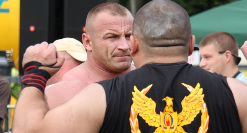 Mariusz Pudzianowski roztrzaskał płyty na stadionie w Szczecinku. O nogę Zbigniewa Sołtysa
