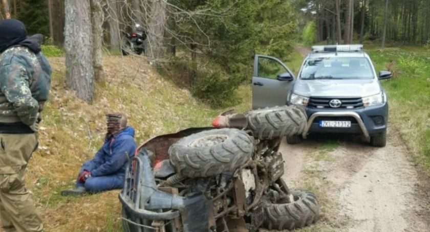 Tak uciekał quadem po lesie, że aż się przewrócił