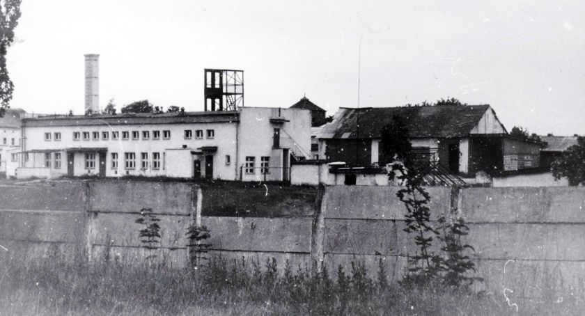 Tak od strony ul. Waryńskiego tuż przy skrzyżowaniu z ul. Pilską prezentowała się baza paliw, sowieckiego batalionu zaopatrzenia 6 Witebsko-Nowogrodzkiej Gwardyjskiej Dywizji Zmechanizowanej.