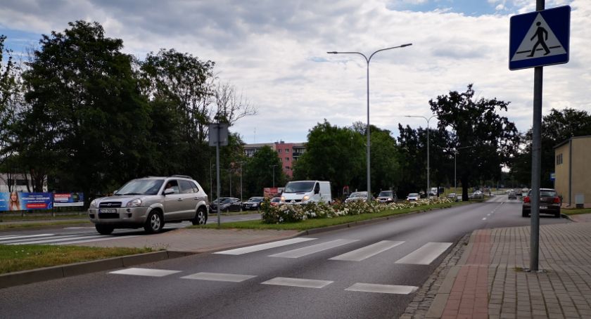 Dwieście po mieście. Czy na ul. Jana Pawła odbywają się wieczorne wyścigi?