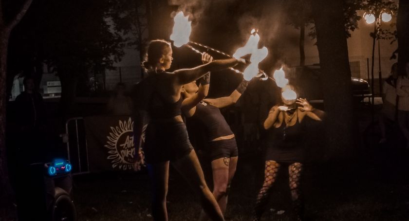 Zamiast Art Pikniku - jego mała namiastka. Siostry Ognia i ich „Fire Show”