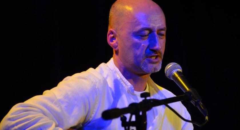 Nad jeziorem zabrzmi poezja śpiewana. Koncert Tomasza Beteńczuka w Szczecinku