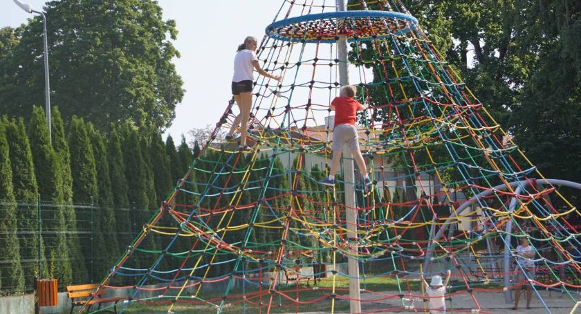 Tajemniczy mężczyzna przy placu zabaw w Szczecinku. Czytelniczka: Nie czułam się komfortowo