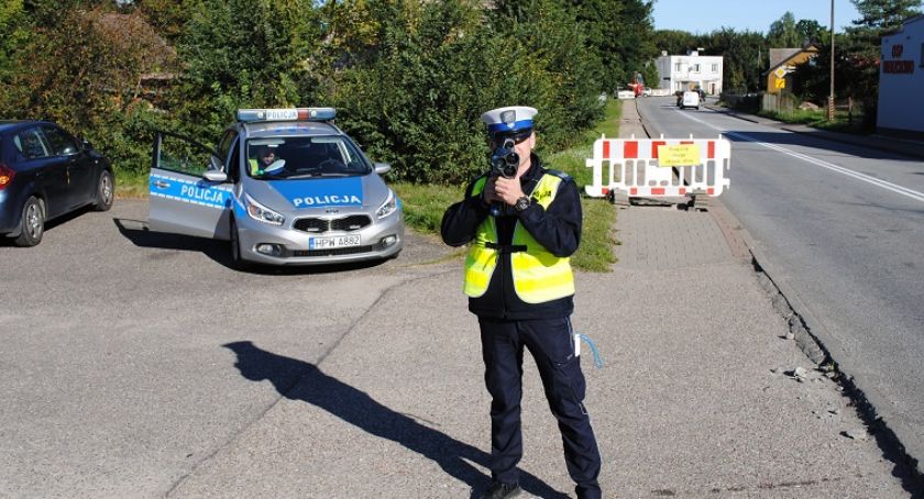 W ciągu kilku minut dostał dwa mandaty. Oba za jazdę / foto: KPP Szczecinek