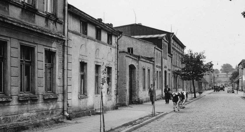 19-letni Edward Wierzbowski został zastrzelony przez sowieckich żołnierzy pod domem przy ul. Koszalińskiej 12. W tym miejscu (tuż przy skrzyżowaniu z ul. Jeziorną) dzisiaj znajduje się skwer. 