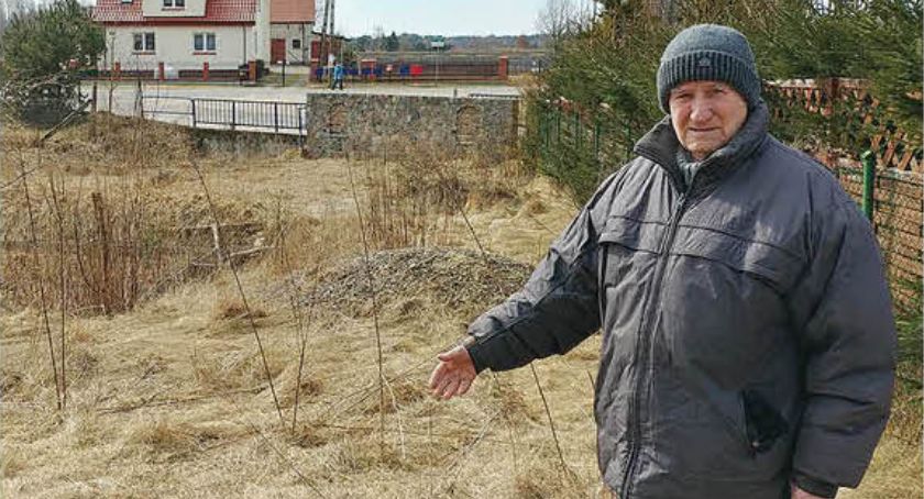 Władysław Gleń, mieszkaniec wsi Krągi, pokazuje miejsce gdzie zginął Stanisław Termanowski. W tle po lewej dawny posterunek milicji.