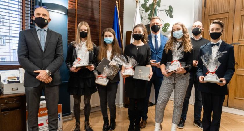Najzdolniejsi uczniowie otrzymali stypendia burmistrza / fot. Sławomir Kłuciejasz