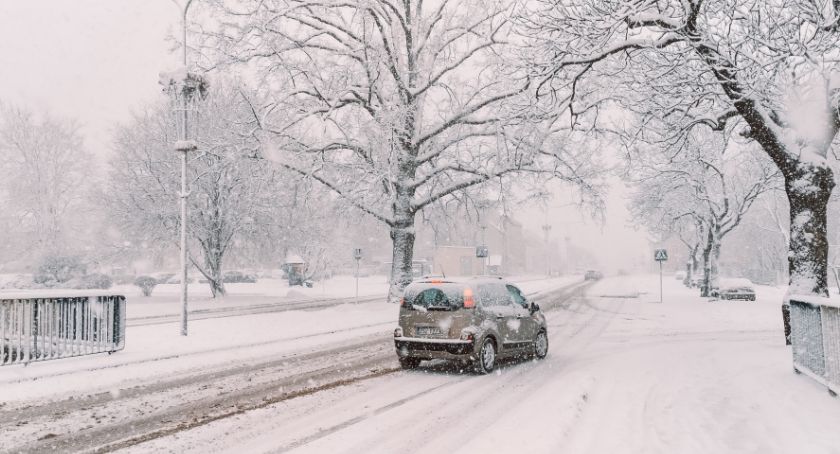 Odśnieżanie przez 18 godzin na dobę. Szczecinek zmaga się z obfitymi opadami śniegu