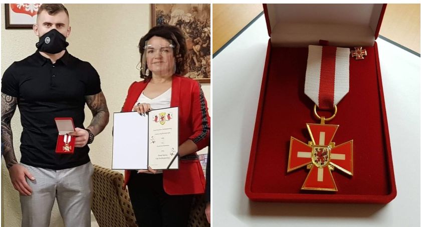 Złota Odznaka dla Krzysztofa Pajewskiego. Odznaczenie odebrał syn / fot. Gmina Bobolice