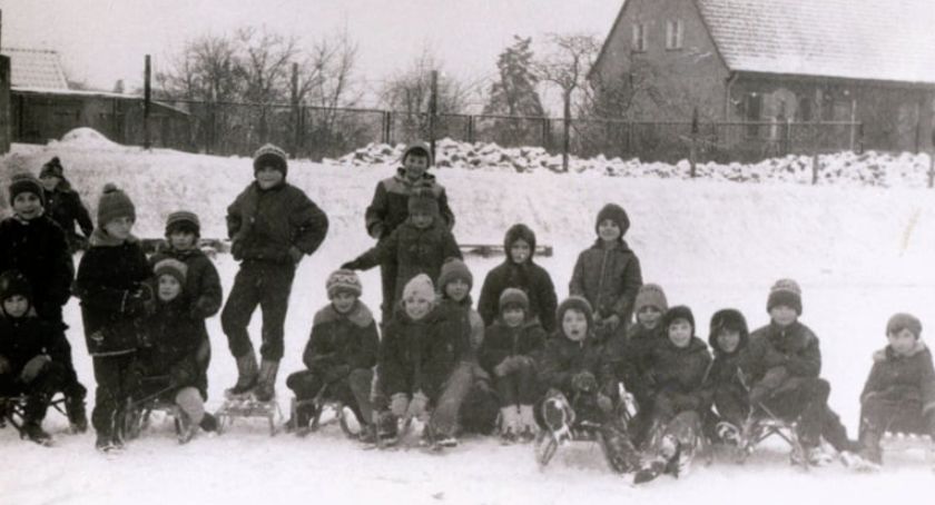 Na sanki! Jakie górki polecają mieszkańcy? / fot. Archiwum Państwowe w Koszalinie Oddział w Szczecinku - Fotografia wykonana w Szczecinku w 1985 roku