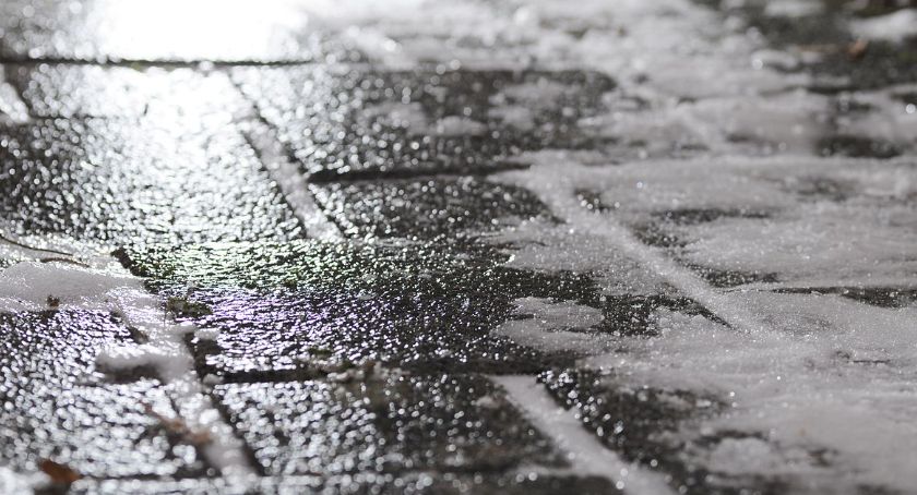 Ostrzeżenie meteorologiczne. Gołoledź na chodnikach i drogach / fot. Wikipedia