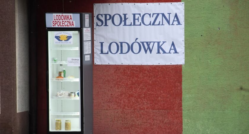 „Społeczna lodówka” w Szczecinku? Czytelnik: To dobry sposób, żeby nie marnować jedzenia i pomóc innym / Foto: Piotrków.pl