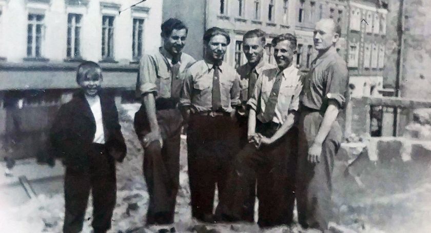 Władza, partia, szaber / Foto: grupa członków ZMP na gruzach spalonego przez Sowietów budynku  przy pl. Wolności i ul. Bartoszewskiego. 