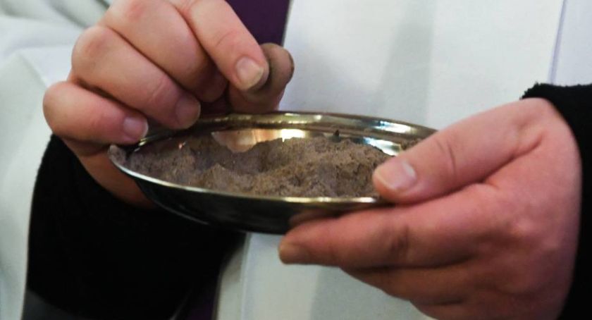 Dziś Środa Popielcowa. Katolicy poszczą i sypią głowy popiołem/PAP