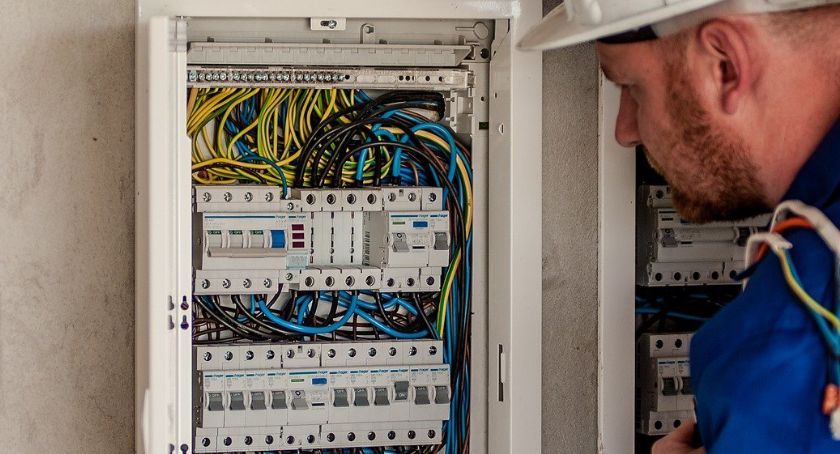 Poszukiwany elektryk, barman, mechanik, nauczyciel. Oferty pracy w Szczecinku / Pixabay / Michal Jarmoluk