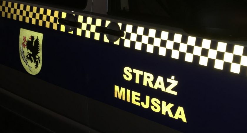 Pili przy klatce samochodowej, próbowali zdemolować samochód / fot: Straż Miejska w Szczecinku