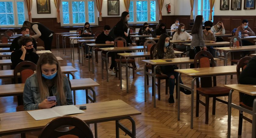 Próbne egzaminy maturalne w Szczecinku. Dziś matematyka / fot. Temat