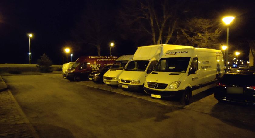 Czytelnik: Parking przy bloku nie tylko dla pojazdów firmowych!