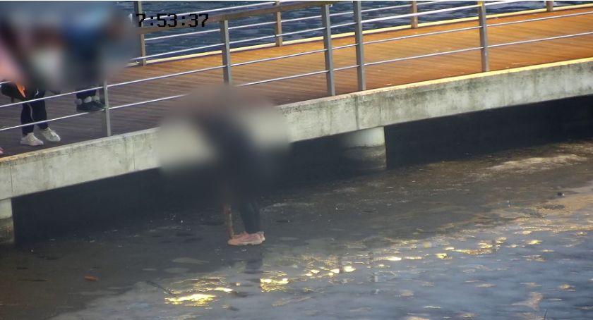 Dzieci na lodzie szukały zagubionego telefonu / fot: SM Szczecinek