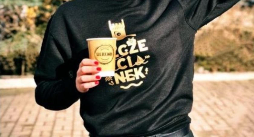 „Dobre rzeczy nie są tak oczywiste”. SAPiK nadal testuje logo i dodaje (testową) odzież / fot: FB SAPiK