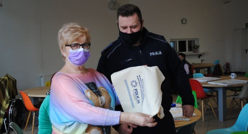 Dzień Kobiet z dzielnicowym. Nieoczekiwane prezenty od policjanta / fot: policja