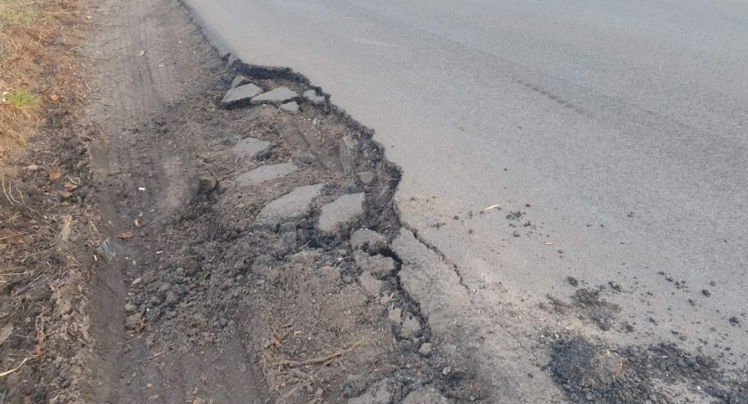 Zniszczony asfalt na ul. Leśnej. Czytelniczka: Urzędnicy nie reagują / fot. Czytelniczka