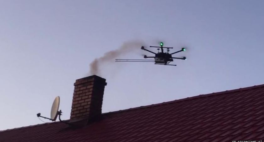 Dron Straży Miejskiej w Szczecinku sprawdza jakość spalin z komina. Foto: SM