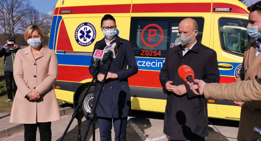 Anna Złotowska, prezes Szpitala w Szczecinku, wiceminister Małgorzata Golińska, starosta Krzysztof Lis