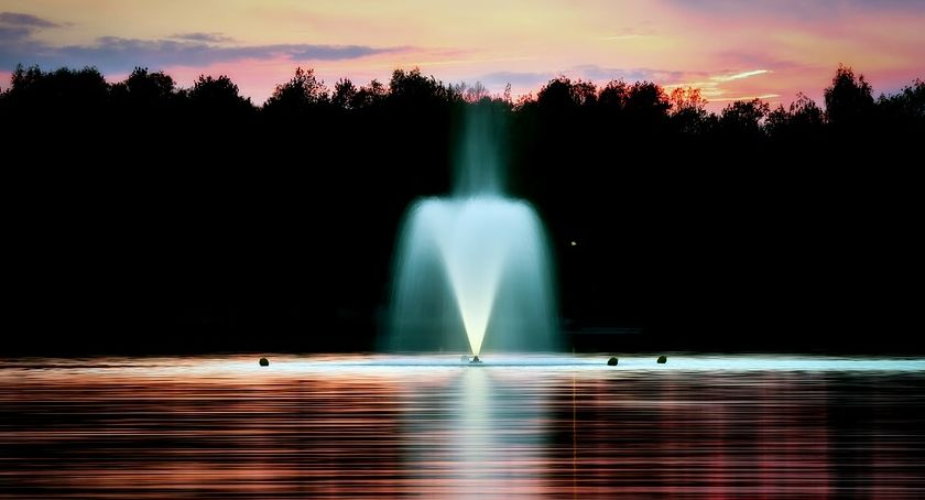 Pływające fontanny w Szczecinku jak dla milionerów. Znów za drogo / fot: pixabay