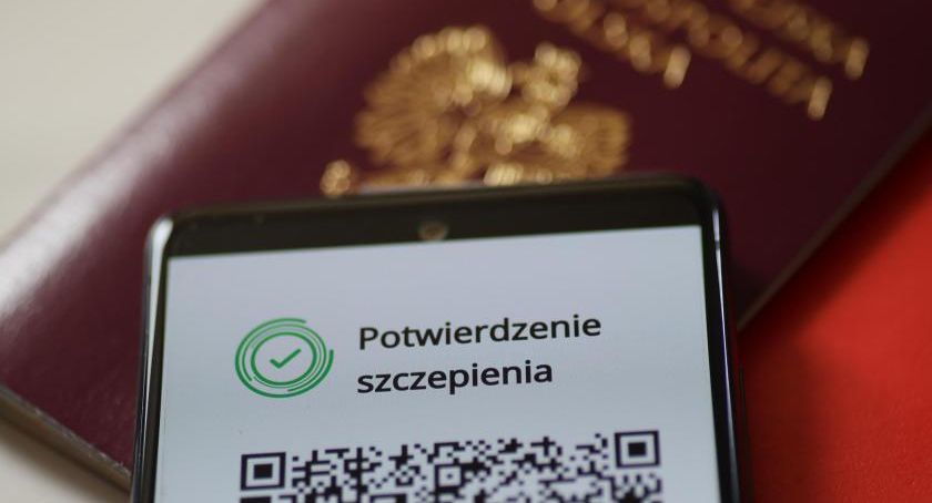 Paszport covidowy w Unii Europejskiej już w czerwcu. Także w Polsce/PAP