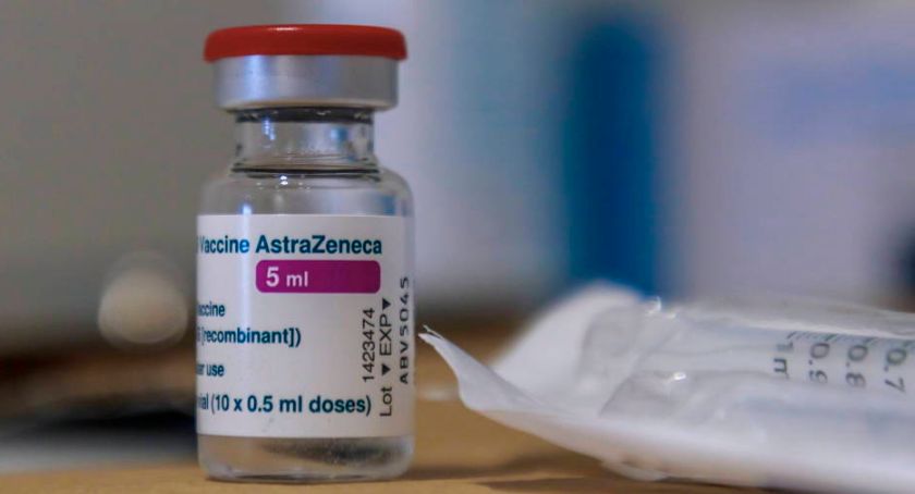 AstraZeneca. Opisano zatory tętnic mózgu po szczepieniu/PAP