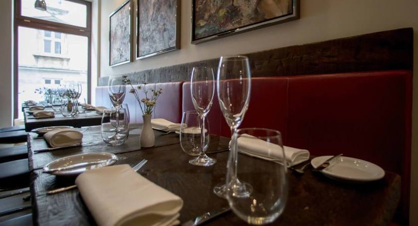 Od piątku otwarte restauracje, baseny, kasyna. Więcej uczestników w imprezach sportowych/PAP