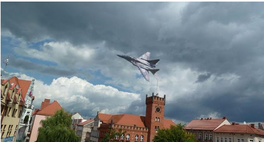 Mig 29 nad ratuszem w Szczecinku. To oczywiście fotomontaż