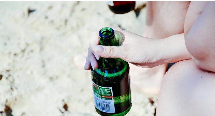 Piwko na plaży albo...denaturat pod sklepem/Pixabay.com