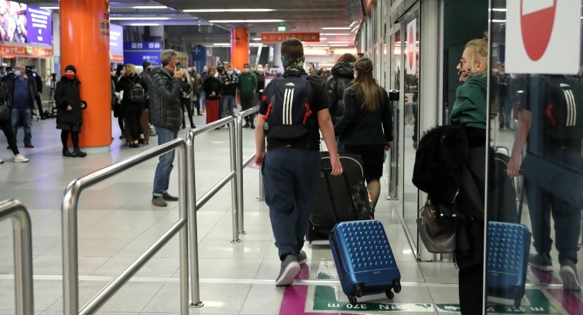 Obowiązkowa kwarantanna dla przyjeżdżających z Wielkiej Brytanii. Powodem wariant Delta/PAP