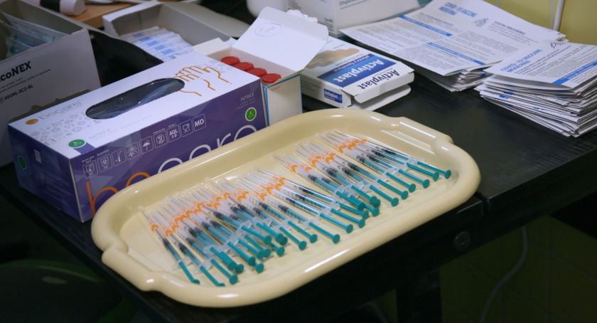 Nie zgłaszają się po drugą dawkę szczepienia. Dlaczego?/PAP
