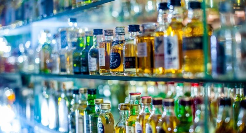 Spragniona alkoholu ukradła towar za tysiąc złotych/Pixabay.com
