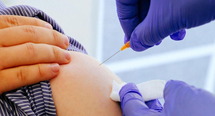 Będzie trzecia dawka szczepionki na Covid-19?/PAP