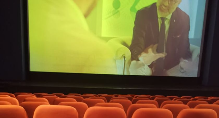 Kino Wolność wyświetla filmy na żółto. Dlaczego? / fot: Czytelnik