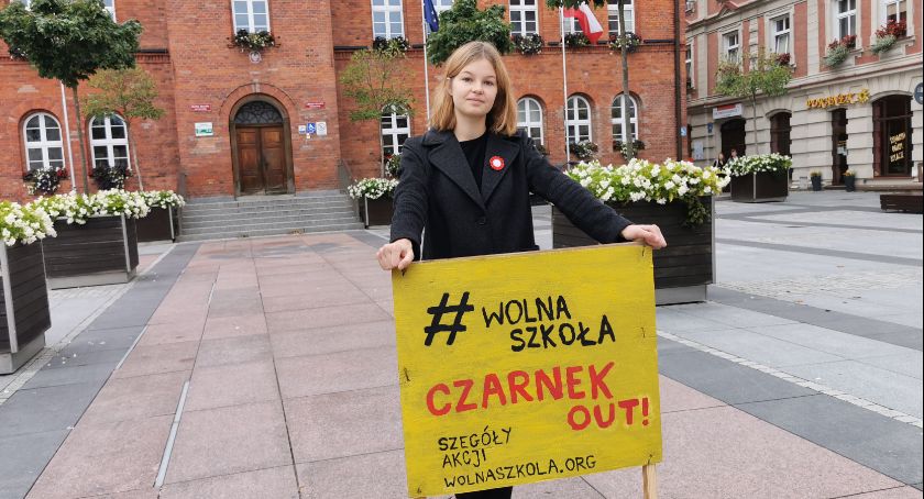 Czarnek Out! Uczennica protestuje w centrum miasta