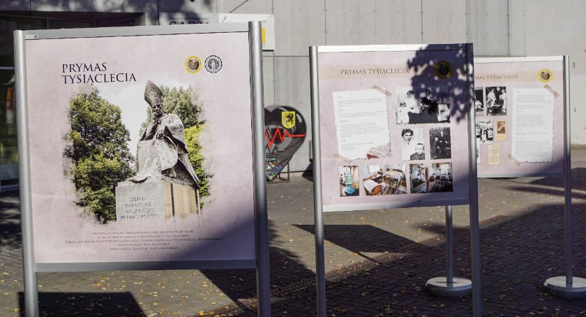Wspominają Prymasa Wyszyńskiego. Wystawa przed kinem Wolność w Szczecinku