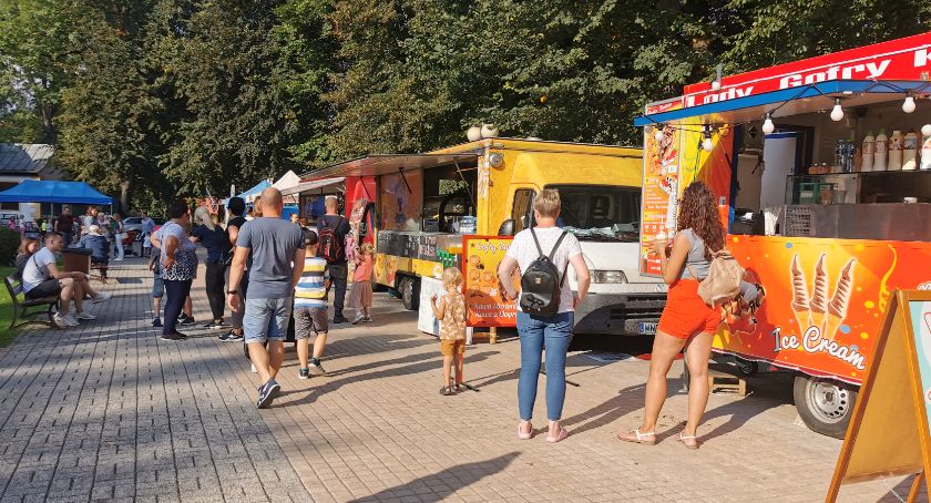 Wielka wyżerka w Szczecinku. Food trucki w parku pod muszlą koncertową