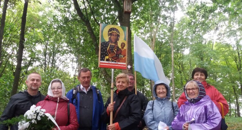 Pieśni, modlitwa i kwiaty. Kolejna mini pielgrzymka przeszła przez Szczecinek