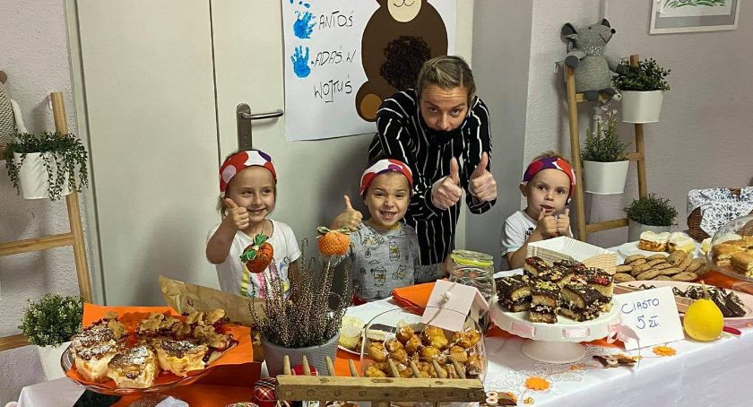 Kawiarenka dla Irenki. Dzieci z Krasnoludka pomagają, jak tylko potrafią