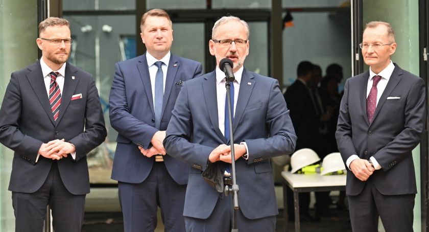 Wszystkich Świętych. Czy cmentarze będą otwarte?/PAP