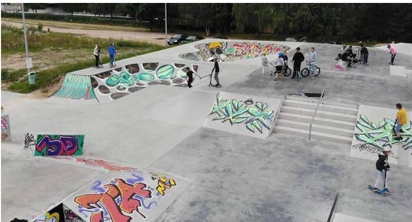 Uczniowie pili alkohol na skateplazie. Przyłapały ich kamery