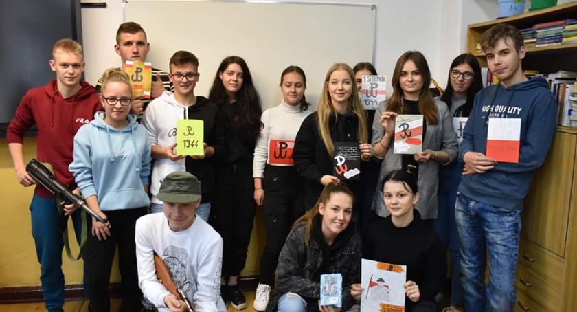 BohaterON. Młodzież zrobiła kartki dla Powstańców Warszawskich / fot. ZS nr 7; I LO
