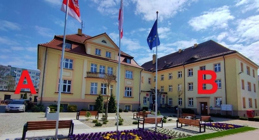 Do urzędu bocznym wejściem