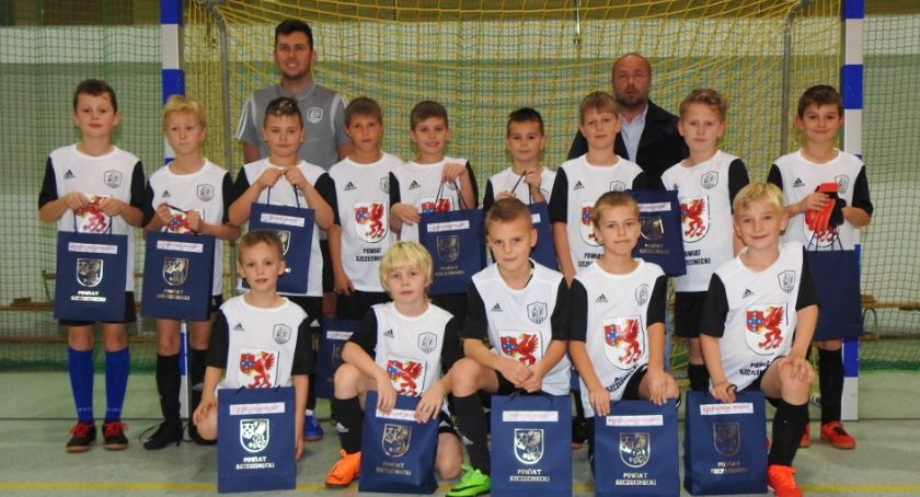 Nowe stroje od Powiatu dla piłkarzy AP Szczecinek