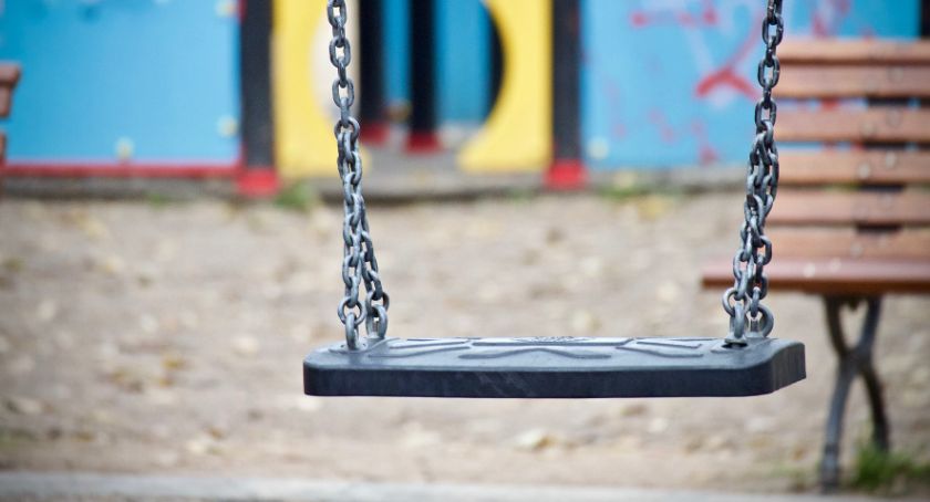 Dlaczego dziecko jest samo na placu zabaw? Czujni mieszkańcy reagują